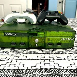 Xbox halo (special edition) controllers included